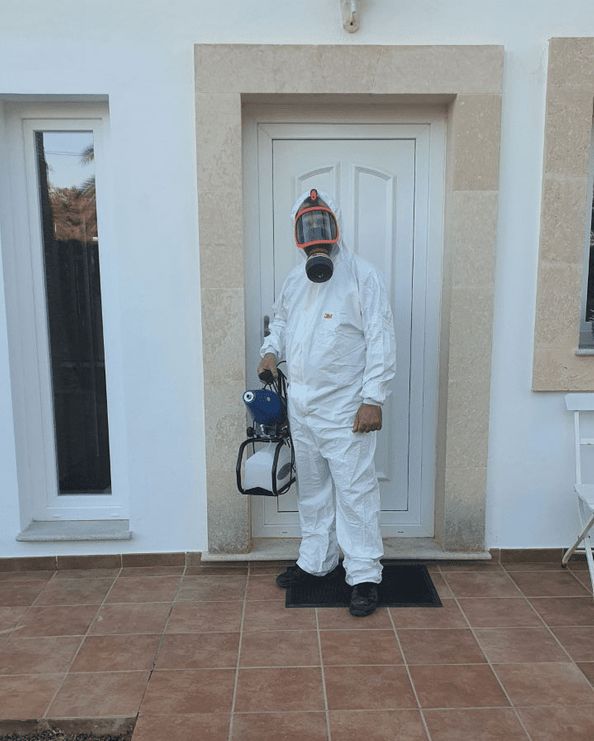 Fess Company hombre con equipos para desinfección con nebulizador